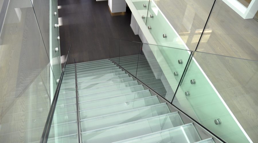 ESCALIER-DOUBLE-LIMONS-PLATS-INOX-MARCHES-VERRE-91-1